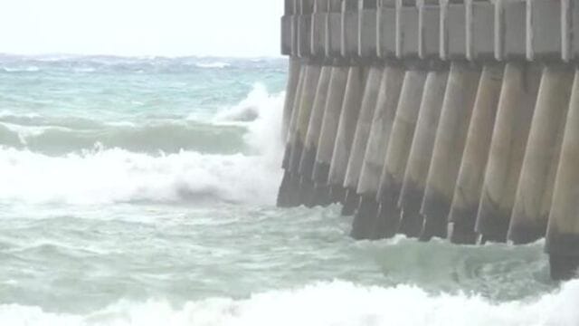 Fierce Winds Whip Lake Worth Beach - Tourists Brave the Storm!