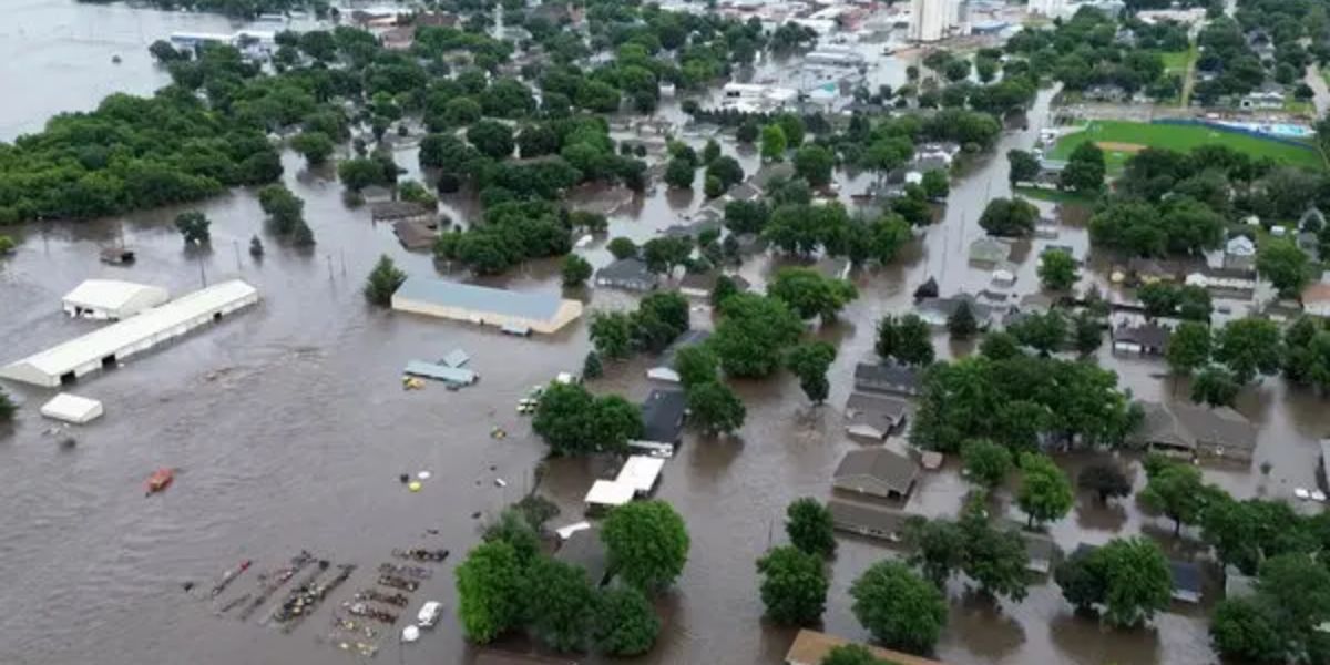 Severe Floods in Iowa 250 Rescued, Hundreds of Homes Destroyed