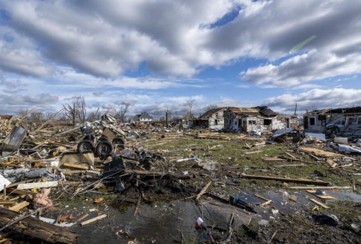 Midwest Endures Eight Tornadoes, Chicago Downtown Not Spared