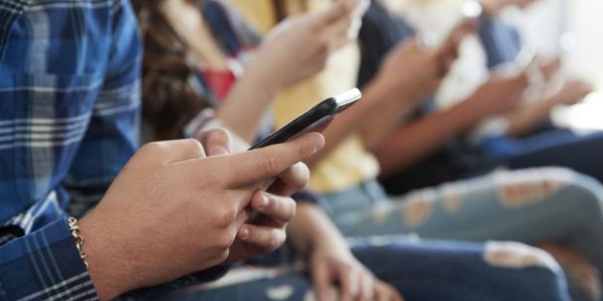 Tennessee's New Bill Proposes Crackdown on Cell Phone Use in Classrooms