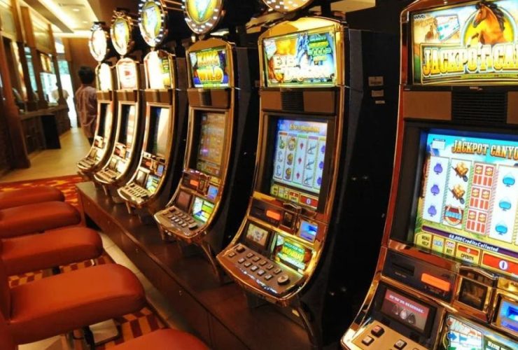 Husband Wins Big with Wife’s $20 on Las Vegas Slot Machine, Jackpot Changes Life
